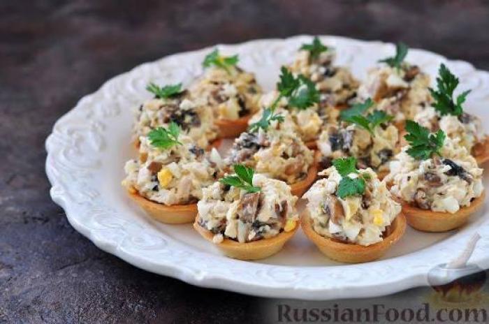 Тарталетки с курицей и грибами 