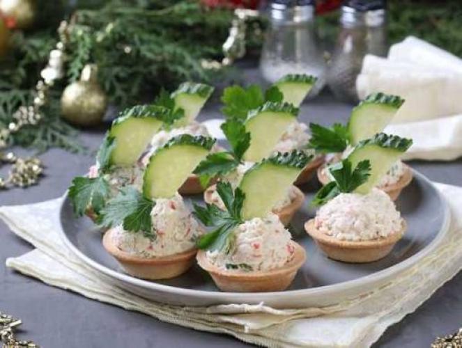 Тарталетки с сыром и крабовыми палочками 